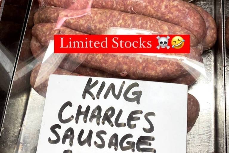 Açougueiro vende 'dedos de salsicha' do rei Charles