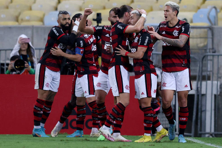 Jogadores do Flamengo comemoram o gol de Arrascaeta contra o São Paulo