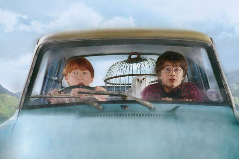 Os personagens Rony Weasley e Harry Potter dirigem um carro voador em cena de 'Harry Potter e a Câmara Secreta'
