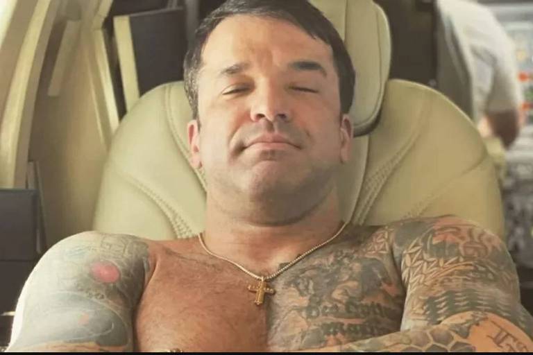 Foto do empresário Thiago Brennand sem camisa, deitando em uma bancada