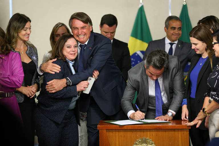 Presidente Jair Bolsonaro (PL) abraça parlamentar no Palácio do Planalto