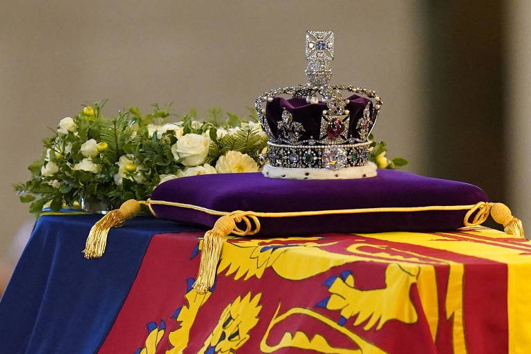 Funeral da rainha Elizabeth 2ª: A história da impressionante coroa sobre o caixão da monarca