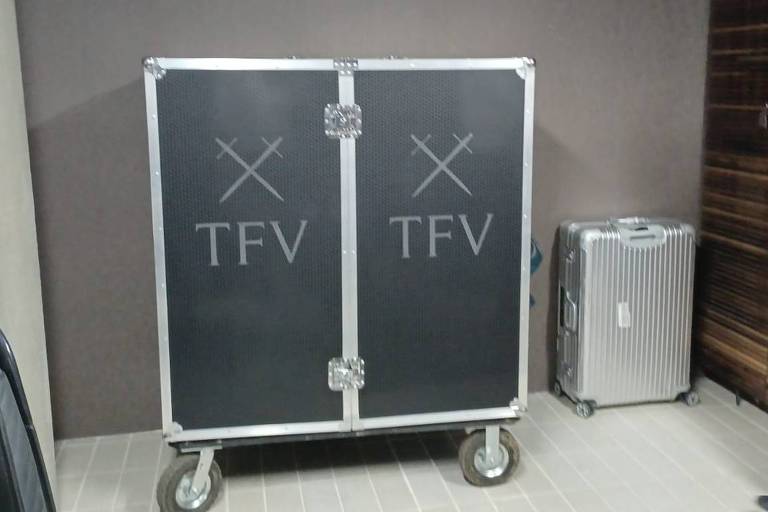 móvel com marca de TFV