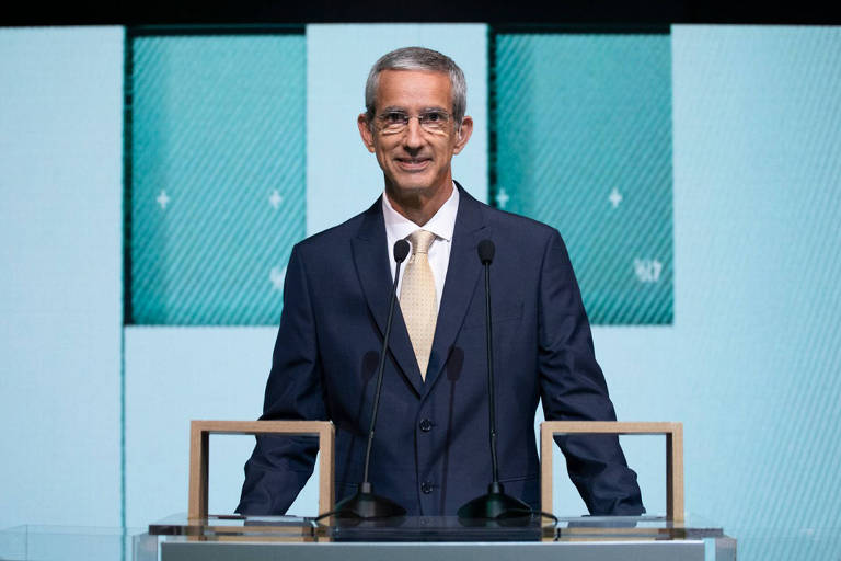 O jornalista Leão Serva em pé durante debate entre candidatos a governador de São Paulo