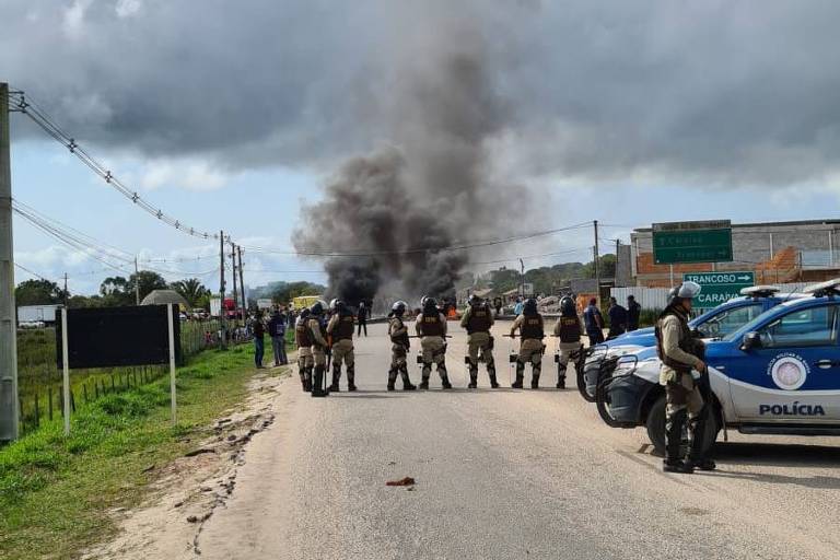 PM da Bahia cumpre reintegração de posse de área ocupada em Trancoso
