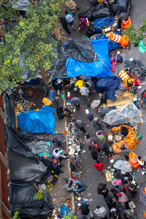 Traficantes voltam a montar tendas na cracolândia da rua Helvétia