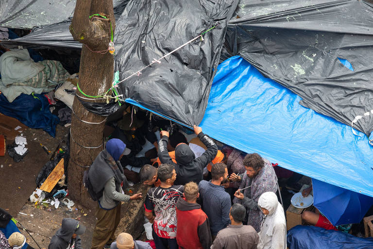 Traficantes voltam a montar tendas na cracolândia da rua Helvétia