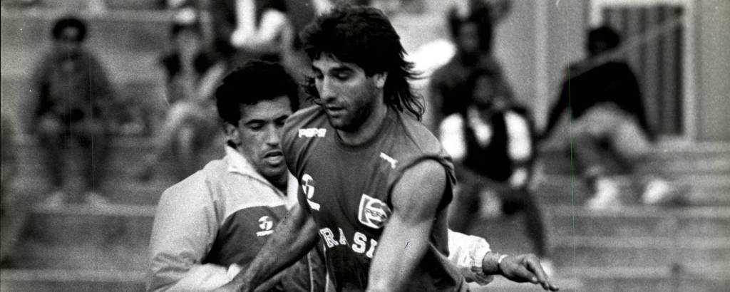 Renato Gaucho disputa bola com Careca em treino da seleção em Gubbio, na Itália