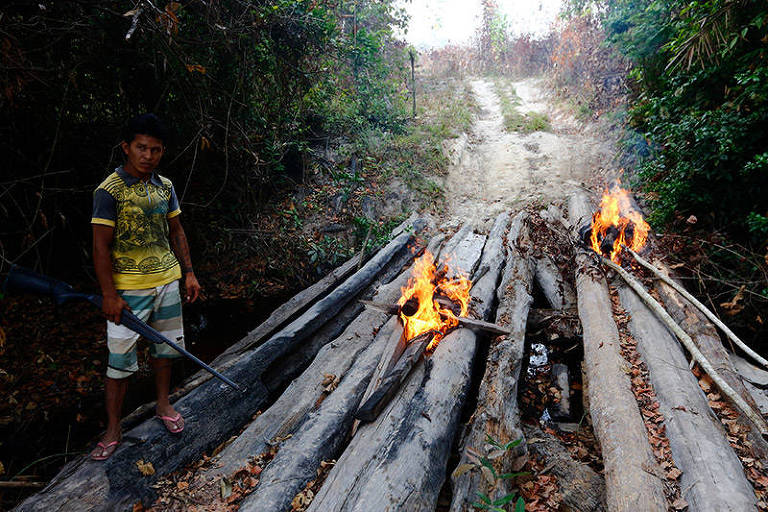 Indígenas queimam ponte para dificultar a entrada de invasores