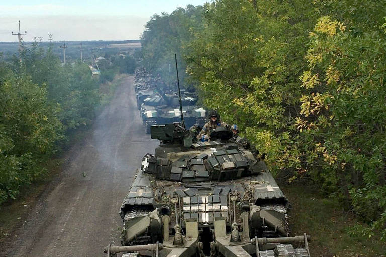 Coluna de tanques e blindados pintados com cruzes brancas na contraofensiva ucraniana