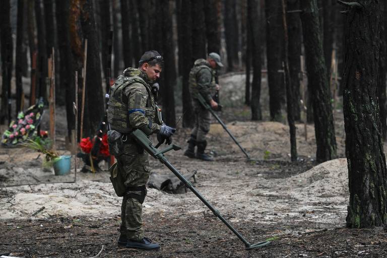 Corpos em vala comum na Ucrânia acirram guerra de versões 