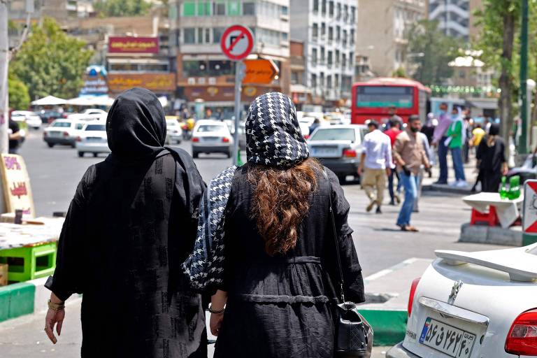 Mulheres com hijab caminham pelas ruas de Teerã