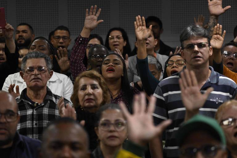Fiéis durante culto para celebrar o aniversário do pastor Silas Malafaia na igreja evangélica Assembleia de Deus, no Rio de Janeiro