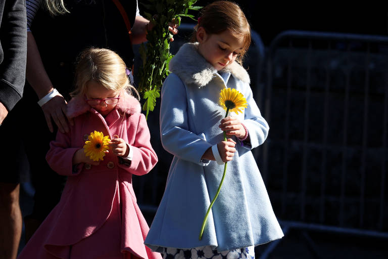 Crianças se despedem de Elizabeth com flores, cartas e bichinhos de pelúcia