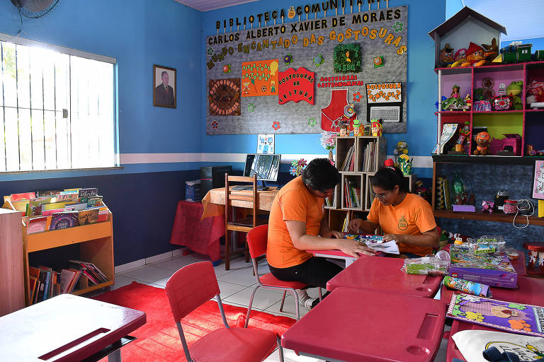 Os voluntários Adrian Oliveira e Nayla Monteiro, na biblioteca comunitária Carlos Alberto Xavier de Moraes, na comunidade Boa Vista, em  Castanhal