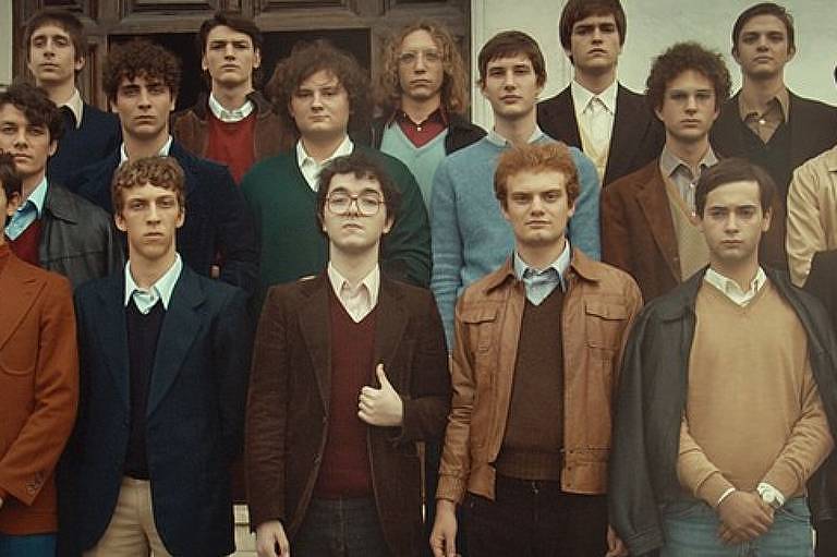 Um grupo de homens jovens, vestindo roupas formais, posa para uma foto.