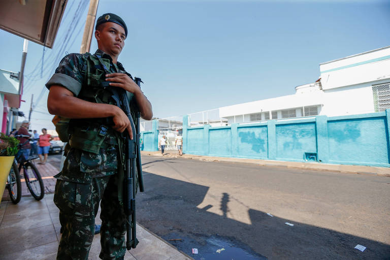 Soldado do Exército guarda local de votação em Itumbiara (GO) após atentado que matou candidato em 2016