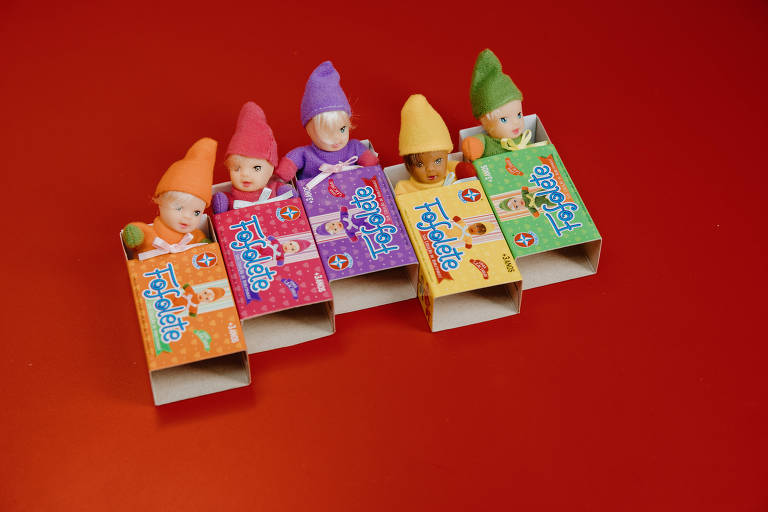 bonecas coloridas em caixinhas que imitam caixinhas de fósforo