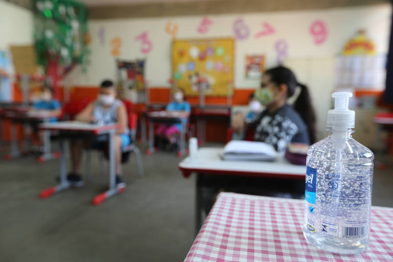 Alunos assistem aula, seguindo as regras de distanciamento social, na escola estadual Thomaz Alckmin, na zona leste de São Paulo

