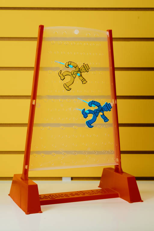 Nova versão de Segure Se Puder, brinquedo que testava o equilíbrio dos bonecos com palitos. R$ 99,99