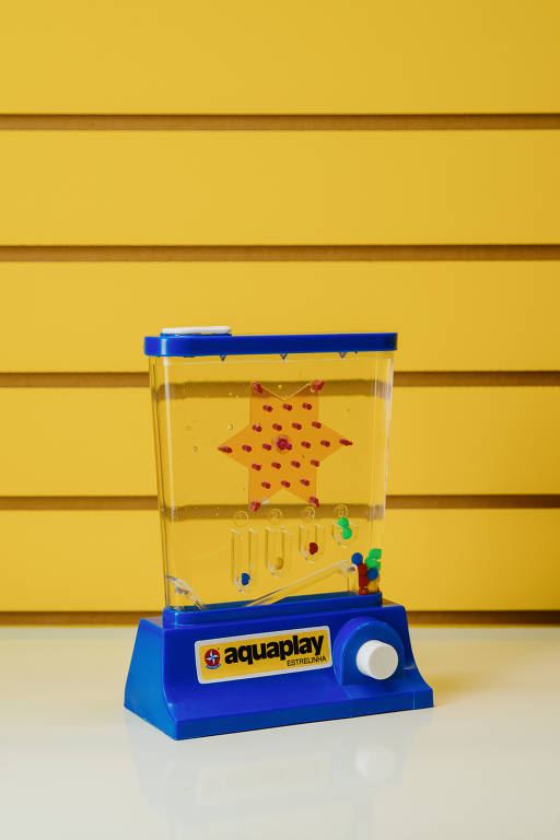 Com o Aquaplay, da Estrela, a criança aperta o botão e faz a água mover as bolinhas, para encaixá-las nos compartimentos. R$ 109,99