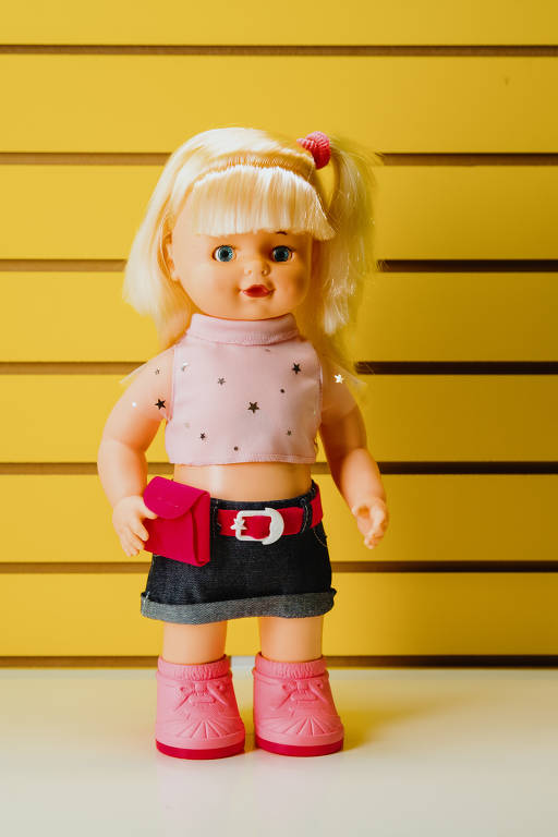 A boneca Rockita, da Estrela: é só apertar o botão na barriga e ela começa a dançar. R$ 299,99