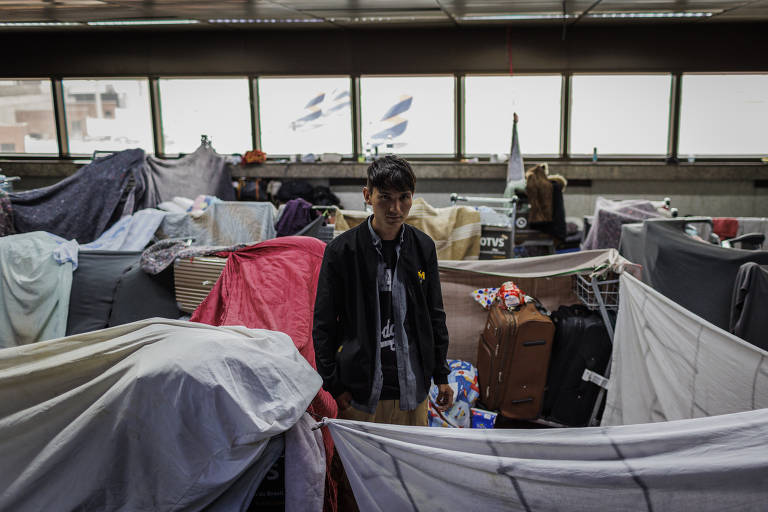 Afegãos são levados para hotel após dias acampados no aeroporto de Guarulhos