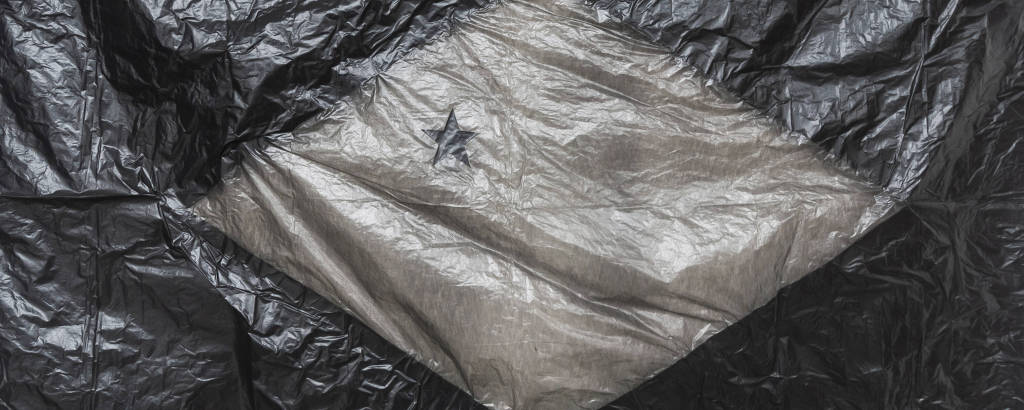 'Tua Nobre Presença à Lembrança', colagem em saco plástico de lixo de Mulambö 
