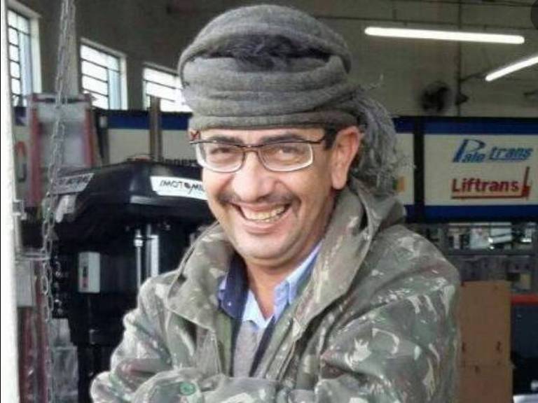 Jonas Lucas Alves Dias, 55, ganhador da Mega-Sena em 2020, com casaco do Exército e um cachecol enrolado na cabeça