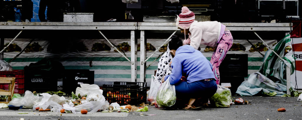 Paulistanos buscam restos de comida em feira no Jaçanã 