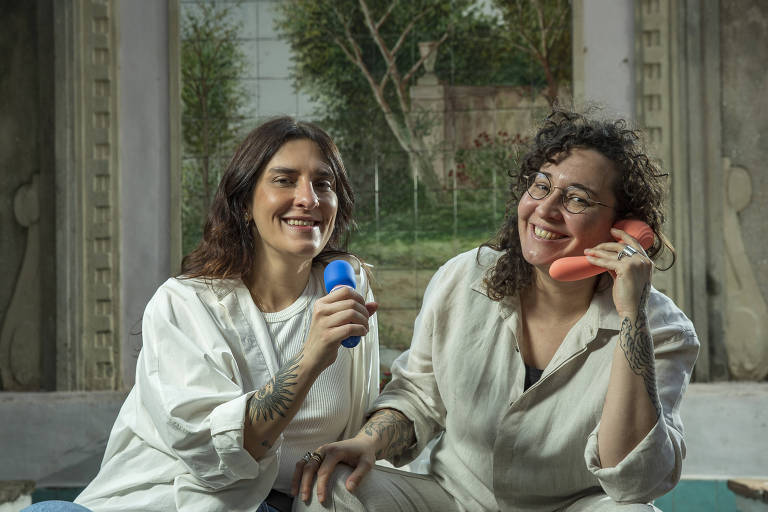 Izabela Starling (à esq.) e Heloisa Etelvina seguram vibradores no depósito da Pantynova, no centro de São Paulo 