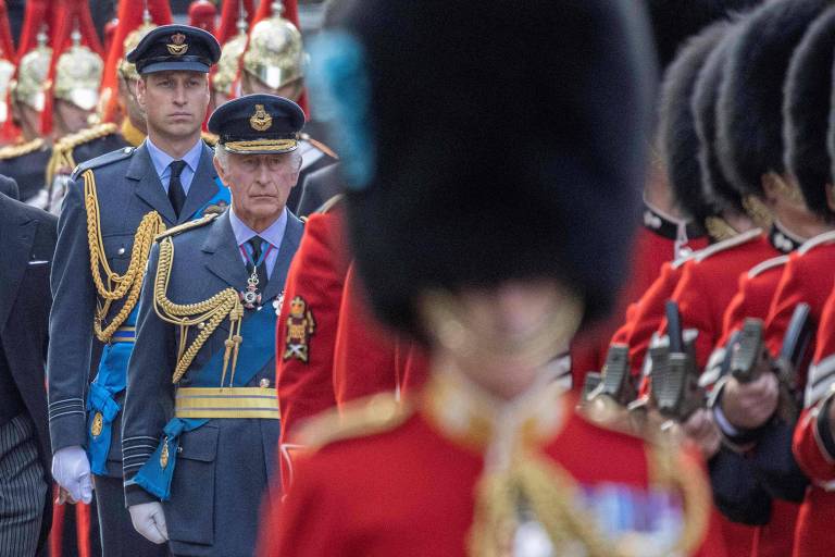 Príncipe William caminha atrás do pai, o agora rei Charles 3º, em cerimônia após a morte da rainha Elizabeth 2ª