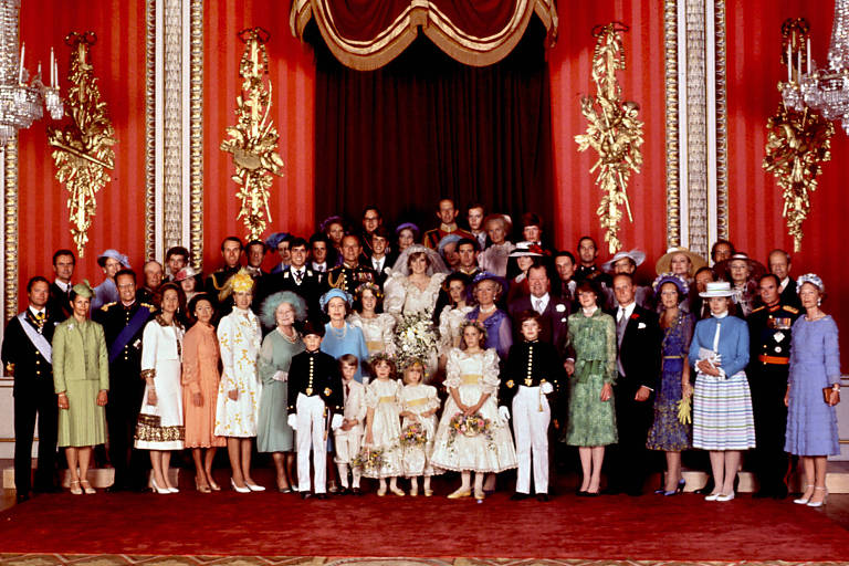 Famílias reais da Europa se reúnem em casamento do então príncipe Charles com a princesa Diana; acompanham o casal os chefes da monarquia da Noruega, Bélgica, Dinamarca, Suécia, Holanda, Luxemburgo, Liechtenstein e Mônaco 