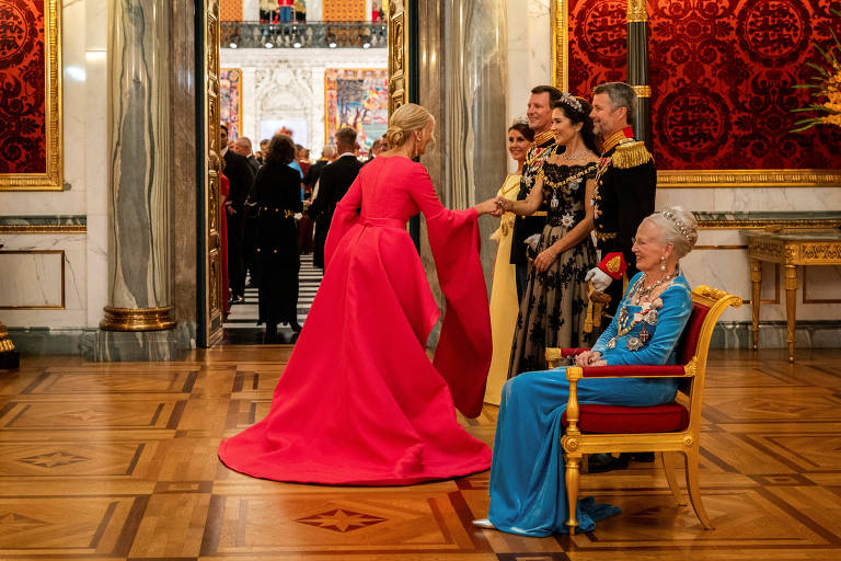 Princesa dinamarquesa Mary recebe a ex-primeira-ministra do país, Helle Thorning-Schmidt, em um banquete de gala em Copenhague