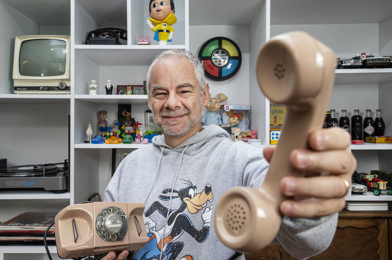 O publicitário e seu aparelho de telefone a disco.