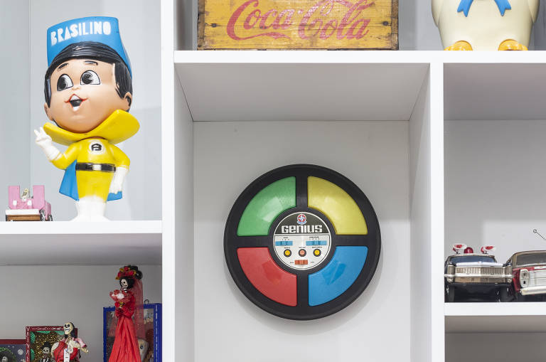 Objetos da coleção dos anos 1980, como o brinquedo Genius.  


