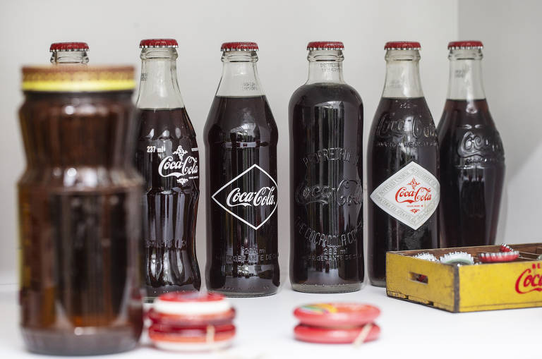 Mini garrafas e ioiôs da Coca-Cola, e embalagem em vidro do achocolatado Toddy.