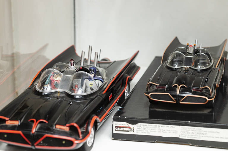 Bonecos do Batman e Robin em seus carrinhos. 
