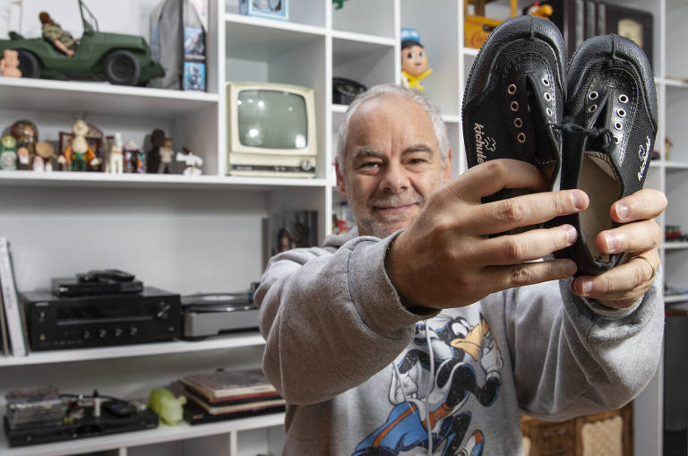 Rodrigo Lacerda e seu par de chuteiras Kichute, da época da infância.

