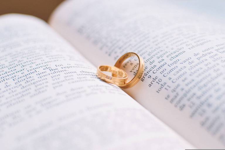 Anéis de casamento em cima de uma bíblia