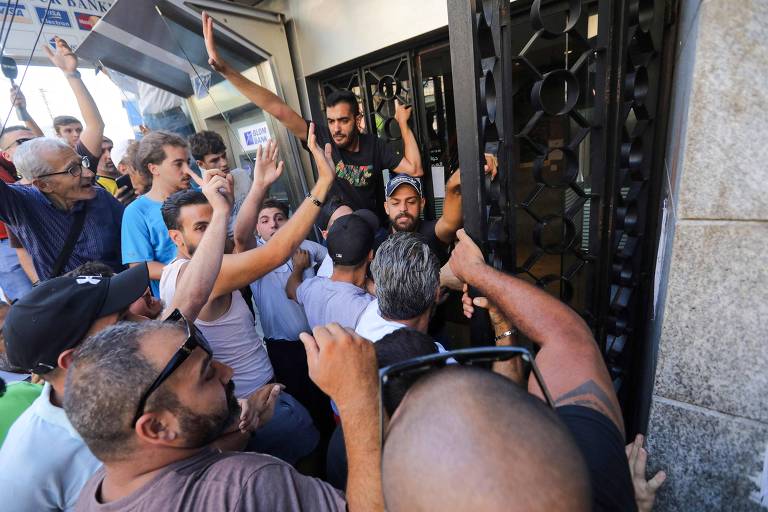 Clientes assaltam bancos no Líbano para pegar seu próprio dinheiro