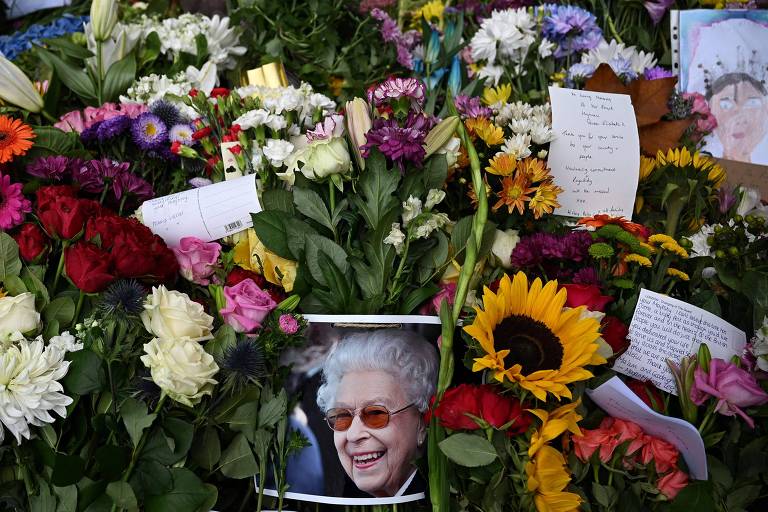 Homenagens à rainha lotam Londres de flores, e ursinhos não são bem-vindos