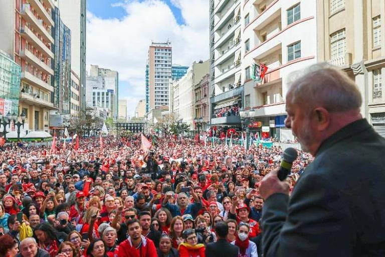 Ato com Lula em Curitiba tem críticas a Moro e tom de triunfo após prisão