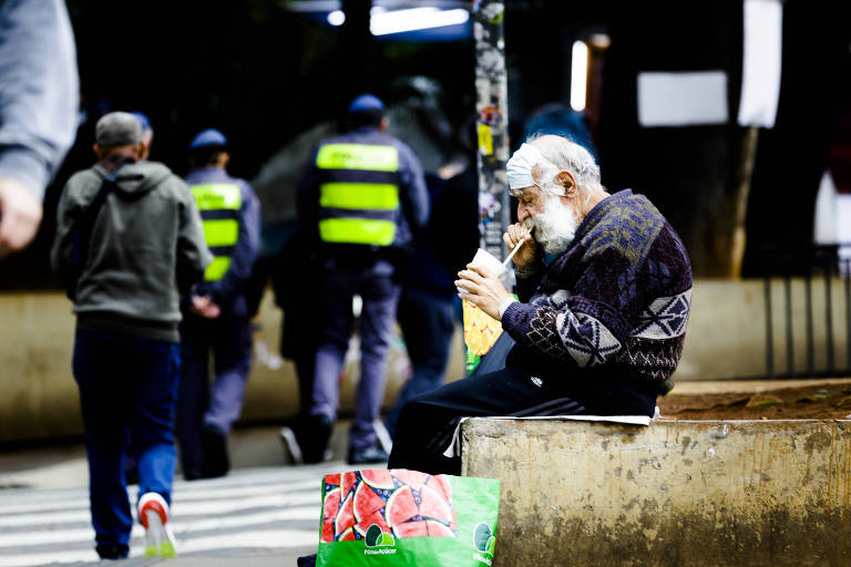 Na capital, um dos indicadores que mostram o agravamento das condições sociais é o aumento do número de moradores em situação de rua