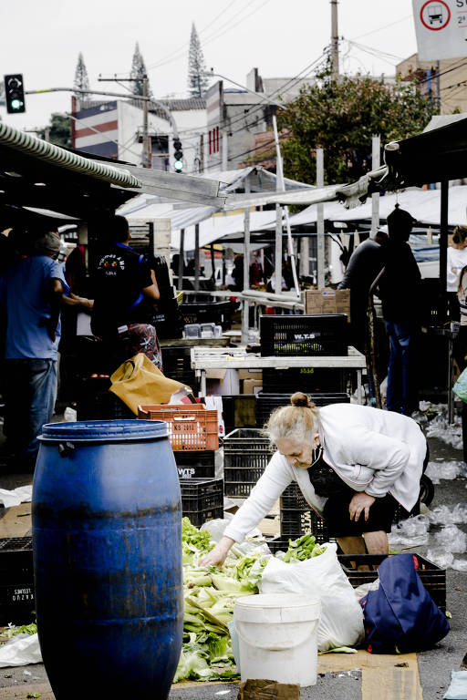 Pessoas buscam por restos em feira no Jaçanã, zona norte de São Paulo; reportagem da Folha e da Agência Mural percorreu bairros da capital e Grande São Paulo e viu pessoas pedindo dinheiro ou doação de alimentos, outras que buscavam reaproveitar restos que não foram vendidos na feira e moradores em situação de rua procurando comida em lixeiras