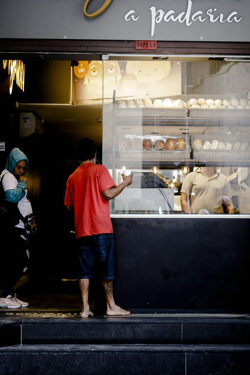 Na capital, um dos indicadores que mostram o agravamento das condições sociais é o aumento do número de moradores em situação de rua; na região da avenida Paulista, a reportagem viu moradores pedindo comida em estabelecimento comercial 