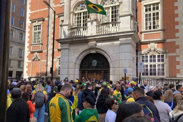 Apoiadores de Bolsonaro recebem presidente aos gritos em Londres