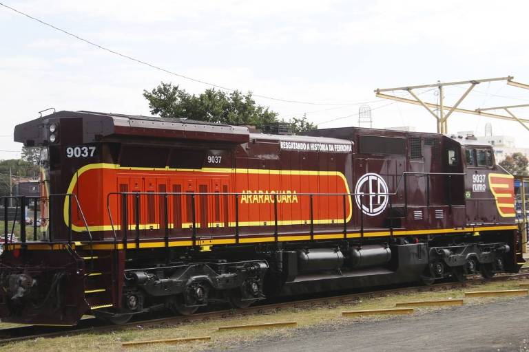 Locomotiva restaurada pela concessionária Rumo e que viajará o país com as cores da extinta Estrada de Ferro Araraquara