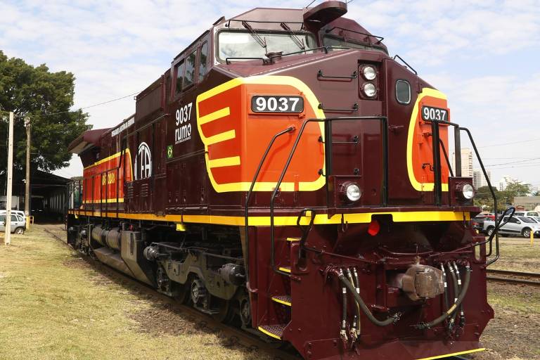 Locomotiva é restaurada e ganha pintura de seis décadas atrás em SP