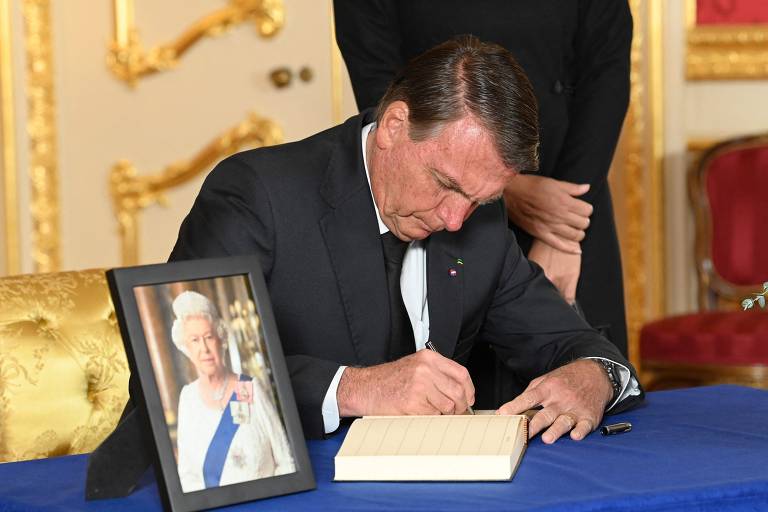 Jair Bolsonaro assina o livro de condolências pela morte da rainha Elizabeth 2ª, em Londres (ING)